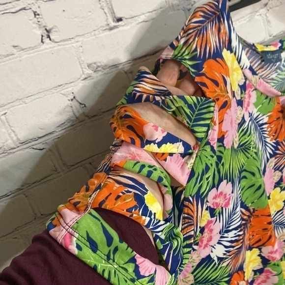 Scarlett Plus Hawaiian Print Floral Knit Crisscross Skeeved Blouse - Picture 7 of 10